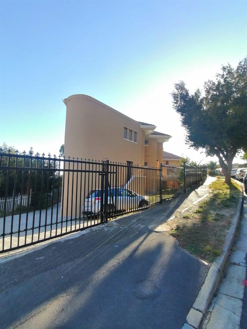 To Let 3 Bedroom Property for Rent in Vredehoek Western Cape